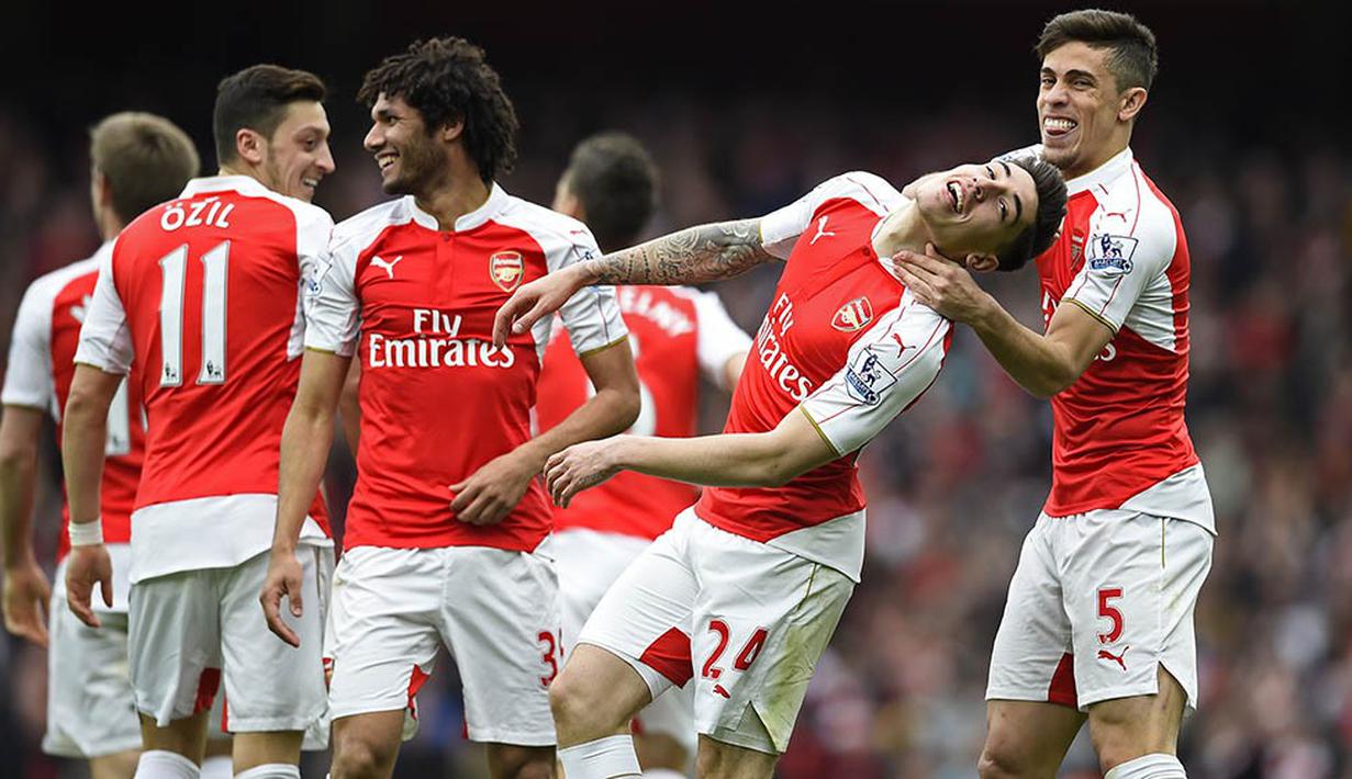 6. Para pemain Arsenal merayakan gol ke gawang Watford pada laga Liga Premier Inggris di Stadion Emirates, Inggris, Sabtu (2/4/2016). Arsenal berhasil menang 4-0 atas Watford. (Reuters/Dylan Martinez)