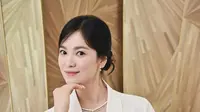 Song Hye Kyo unggah potret manis promo merek perhiasan menggunakan kalung, anting, dan cincin yang manis bak seorang putri. (Sumber: Instagram @kyo1122)