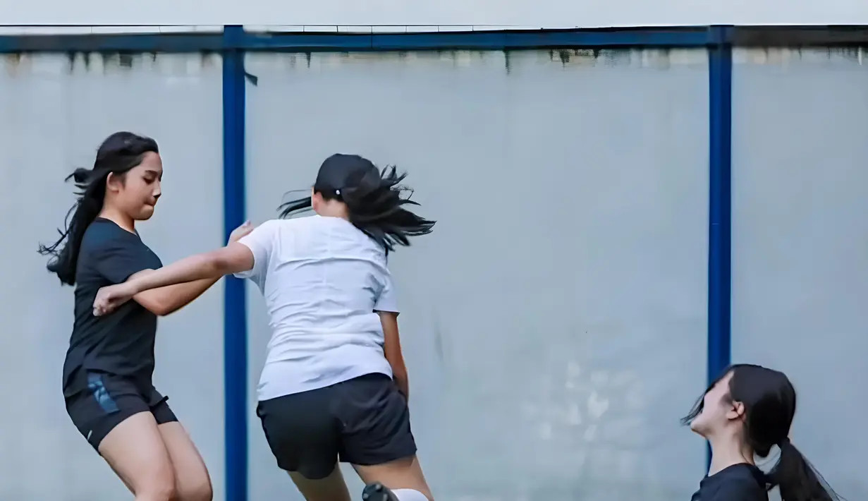 Dikenal kalem, ternyata Khirani bisa lincah berebut bola di pertandingan persahabatannya di mini soccer ini. (Liputan6.com/IG/@mayangsari_official)