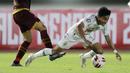 Pemain PS Sleman, Fitrah Ridwan, terjatuh saat berebut bola dengan pemain PSM Makassar pada laga perebutan juara tiga Piala Menpora 2021 di Stadion Manahan, Solo, Sabtu (24/4/2021). (Bola.com/M Iqbal Ichsan)