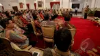 Presiden Jokowi (kanan) menyampaikan pidato pada acara pemberian penghargaan kepada pihak yang telah mendukung kelancaran tugas dan fungsi Kementerian Keuangan di Istana Negara, Jakarta, Rabu (20/5). (Liputan6.com/Faizal Fanani)