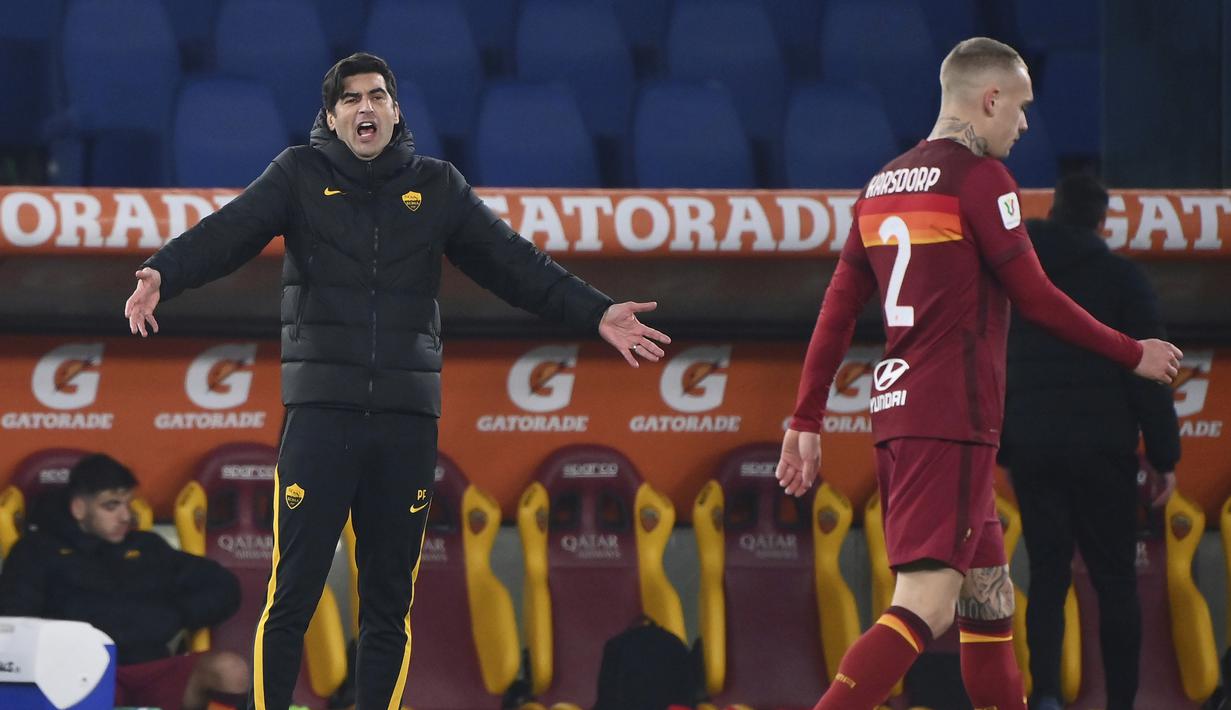 Manajer tim AS Roma, Paulo Fonseca tampak kecewa dengan penampilan pemainnya dalam laga babak 16 besar Coppa Italia 2020/21 melawan Spezia di Olimpico Stadium, Roma, Selasa (19/1/2021). AS Roma kalah 2-4 (2-2) dari Spezia melalui extra time. (LaPresse via AP/Alfredo Falcone)