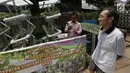 Warga melakukan perawatan tanaman hidroponik di kawasan Mangga Besar, Jakarta, Selasa (13/11). Kegiatan menanam hidroponik berupa sayuran dimanfaatkan warga di lahan kosong. (Liputan6.com/Johan Tallo)