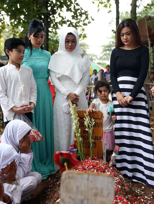 Kunjungan ke makam kali ini bertepatan dengan hari ulang tahun mendiang Jupe. Tak heran jika air mata ibu dan kedua adiknya kembali menetes ketika sedang memanjatkan doa. (Nurwahyunan/Bintang.com)