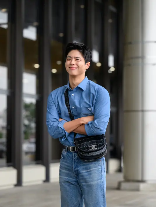 Park Bo Gum memadukan penampilannya dengan kurt jeans dari denim union wash dan western belt medium 25mm berwarna black lizard dengan embossed calfskin. [Foto: Document/Celine]