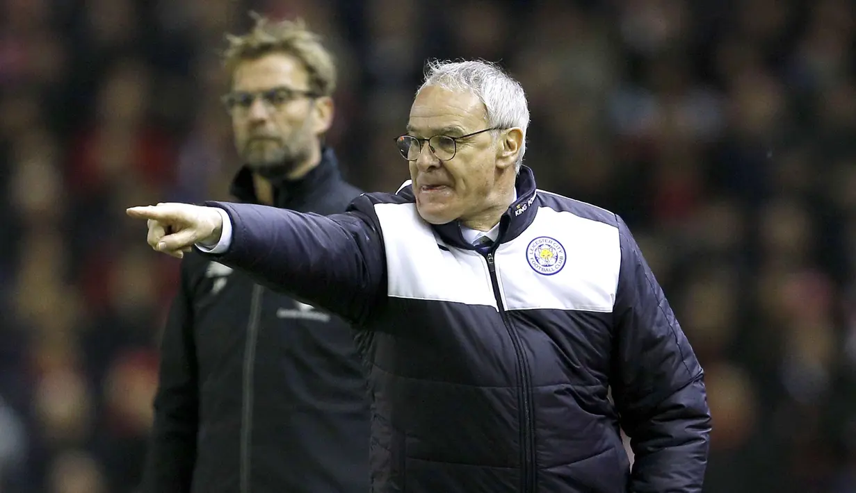  Pelatih Leicester City, Claudio Ranieri terus memberikan semangat dan instruksi kepada para pemainnya saat melawan Liverpool pada liga Premier Inggris di Stadion Anfield, Liverpool, Sabtu (26/12/2015). Liverpool menang 1-0. (Reuters/Craig Brough)