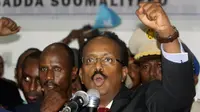 Mohamed Abdullahi Farmajo mengepalkan tangan sambil menyampaikan sambutan usai terpilih sebagai Presiden baru Somalia, di Mogadishu, Rabu (8/2). Farmajo lahir di Mogadishu dan bekerja di AS sebagai diplomat pada dekade 1980. (AP Photo/Farah Abdi Warsameh)