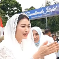 Selvi Ananda  saat Buka Bersama di Masjid Istiqlal. [bpmi satwapres]