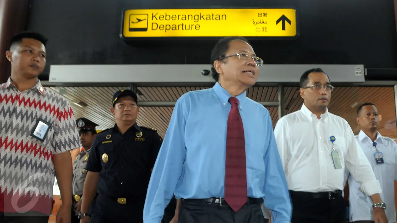 20160425-Sidak Bandara Soetta, Menko Rizal Temukan Turis Dipungut Biaya Visa-Tangerang