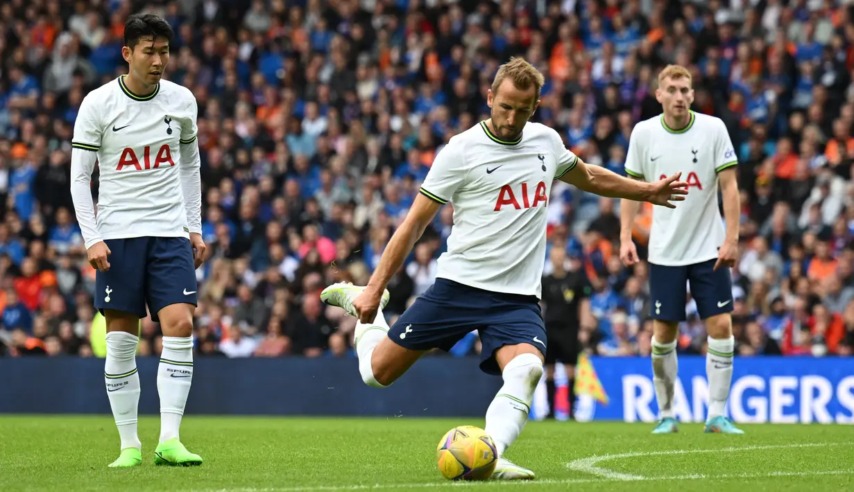 <p>Striker Tottenham Hotspur, Harry Kane melakukan tendangan bebas saat bertanding melawan Rangers pada pertandingan persahabatan di Stadion Ibrox di Glasgow (23/7/2022). Kane mencetak dua gol dan mengantar Tottenham menang tipis atas Rangers 2-1. (AFP Photo/Andy Buchanan)</p>