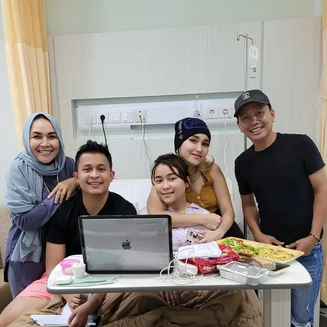 Ayu Ting Ting Dampingi Adik di RS (Foto: Instagram/@mom_ayting92_)