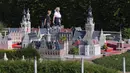 Para turis mengunjungi Taman Mini Eropa di Brussel, Belgia, pada 22 September 2020. Taman tersebut menyuguhkan versi miniatur dari berbagai lokasi wisata di Eropa. Taman Mini Eropa dibuka kembali pada Mei 2020 dengan menerapkan langkah-langkah pencegahan penyebaran COVID-19. (Xinhua/Zheng Huansong)