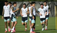 Penyerang Argentina Lionel Messi (kedua dari kanan), gelandang Leandro Paredes (kanan) dan gelandang Giovani Lo Celso (tengah) mengambil bagian dalam sesi latihan selama turnamen sepak bola Piala Dunia 2026 di Sporting KC Training Center, Kansas City pada Kamis 11 Juni 2026. (JUAN MABROMATA/AFP)