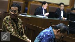 Kepala BPKAD DKI, Heru Budi Hartono (kiri) saat menjalani sidang lanjutan perkara suap Raperda Reklamasi Pantai Utara Jakarta di Pengadilan Tipikor, Jakarta, Senin (19/9). Heru menjadi saksi untuk terdakwa M.Sanusi. (Liputan6.com/Helmi Afandi)