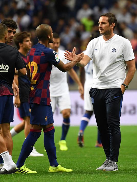 Pelatih Chelsea Frank Lampard bersalaman dengan gelandang Barcelona, Rafinha usai pertandingan melawan Barcelona pada laga perdana pramusim di Saitama Stadium 2002, Saitama (23/7/2019). Chelsea menang tipis atas Barcelona 2-1. (AFP Photo/Toshifumi Kitamura)