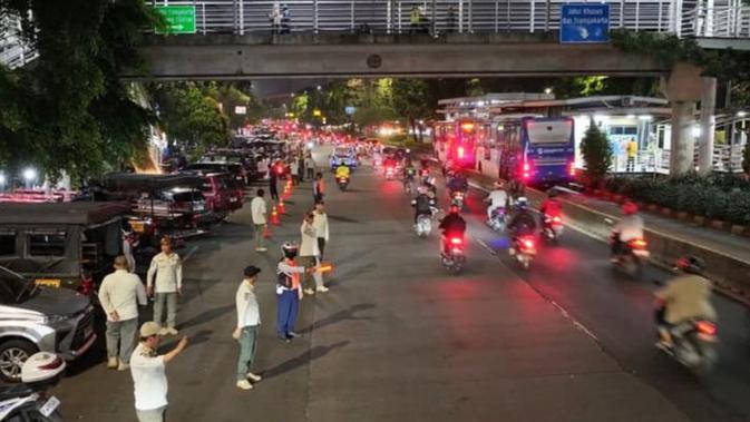 Parkir Liar Picu Macet di Cawang, Pemkot Jaktim Ancam Cabut Surat Tugas Jukir