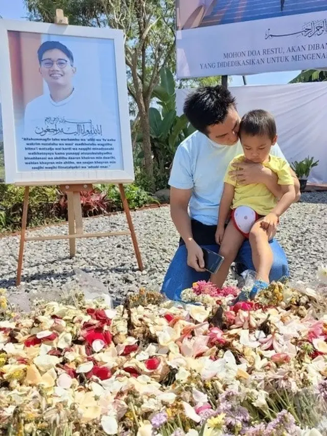 6 Momen Baim Wong Ziarah ke Makam Eril Putra Ridwan Kamil, Ajak Kiano