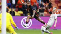 Setelah itu, Die Oranje mulai melancarkan serangan bertubi-tubi. Hasilnya terlihat pada menit ke-24, di mana Memphis Depay sukses menambah koleksi golnya memanfaatkan asis dari Donyell Malen. Belanda pun unggul 1-0. (Foto: AP/Pool/Koen van Weel)