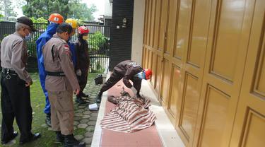 Petugas ber-APD lengkap mengevakuasi jenazah tukang becak yang meninggal dunia mendadak di Purwokerto. (Foto: Liputan6.com/Tagana Banyumas/Muhamad Ridlo)