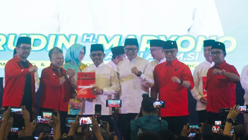 Partai Demokrasi Indonesia Perjuangan (PDIP) memberikan formulir persetujuan B1 KWK-nya kepada 8 pasangan bakal calon walikota dan bupati, serta bakal calon wakil walikota dan wakil bupati di Provinsi Banten (Istimewa)