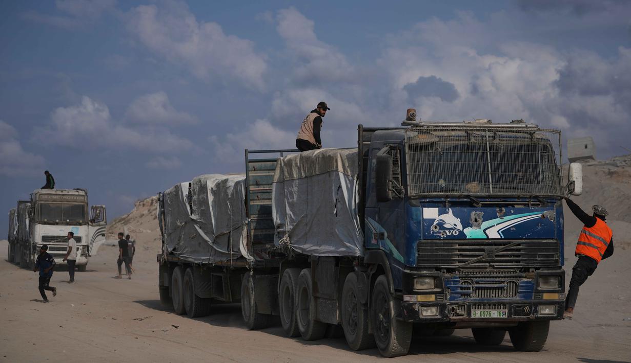 Bantuan ini akan diangkut oleh Perserikatan Bangsa Bangsa dan organisasi internasional setelah pemeriksaan keamanan ketat oleh otoritas Israel. Tampak dalam foto, truk-truk yang mengangkut bantuan kemanusiaan melintasi Kota Gaza setelah masuk dari Israel melalui pos perbatasan Zikim di bagian utara Jalur Gaza, Kamis 13 November 2025. (AP Photo/Jehad Alshrafi)