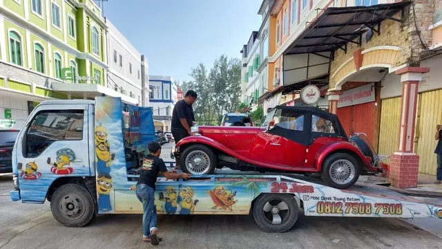 Komisi Pemberantasan Korupsi (KPK) menyita tiga mobil mewah mantan Kepala Kantor Bea Cukai Makassar Andhi Pramono.