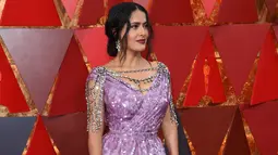 Aktris Salma Hayek berpose untuk fotografer di karpet merah ajang Piala Oscar 2018 atau Academy Award ke-90 di Los Angeles, Minggu (4/3). Salma Hayek muncul dalam balutan gaun sequin warna pink dengan rok bergaya ruffle tumpuk (Jordan Strauss/Invision/AP)