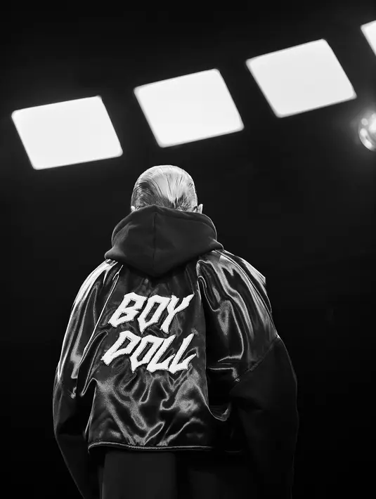 Bertajuk “Baby Doll”, koleksi Celine Homme ini merupakan eksplorasi berbagai inspirasi yang mendorong Slimane keluar dari zona nyaman musik rock era 60-an. (Dok/Celine).