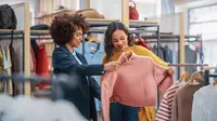 Ilustrasi wanita sedang melakukan sustainable shopping/Shutterstock-Gorodenkoff.