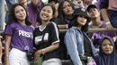 Suporter Persita saat menyaksikan pertandingan Persita Tangeran melawan PSM Makassar pada laga Shopee Liga 1 di Stadion Sport Center, Tangerang, Jumat (6/3). Persita memiliki suporter setia dan fanatik seperti La Viola dan Southern Ultras Persita. (Bola.com/M. Iqbal Icshan)