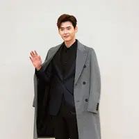 Lee Jong Suk (via Yibada)