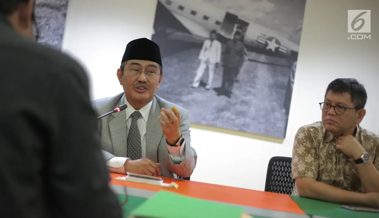 Ketua Umum ICMI Jimly Asshidiqque memberikan di Gedung ICMI, Jakarta, Kamis (7/9). Dalam pertemuan tersebut Pansus Angket membahas keberadaan dan soal tugas pokok dan fungsi serta kewenangan KPK. (Liputan6.com/Faizal Fanani)