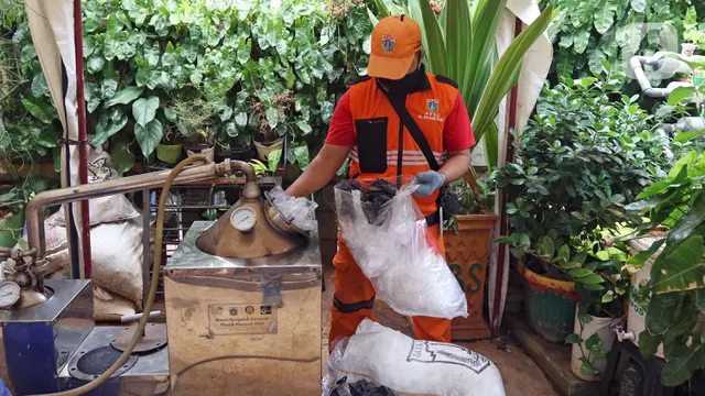 FOTO: Mengolah Sampah Plastik Menjadi Bahan Bakar Solar
