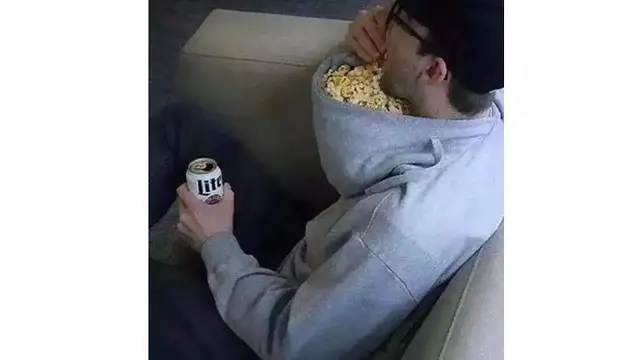 6 Potret Nyeleneh Orang Makan Popcorn Sambil Nonton Film, Porsi Tak Kira-Kira