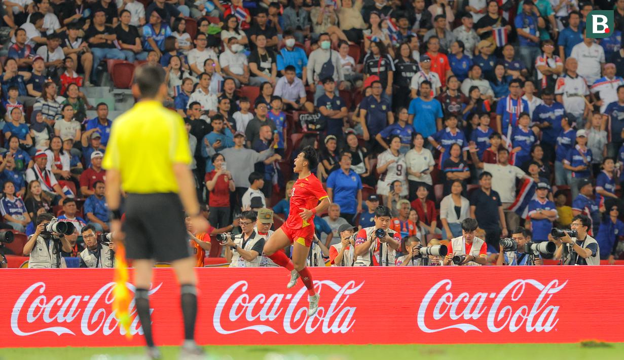 Selebrasi pemain Timnas Vietnam U-22 usai mencetak gol melawan Thailand U-22 pada final cabang olahraga sepak bola putra SEA Games 2025 yang berlangsung di Stadion Rajamangala, Bangkok, Thailand, Kamis (18/12/2025). (Bola.com/Bagaskara Lazuardi)