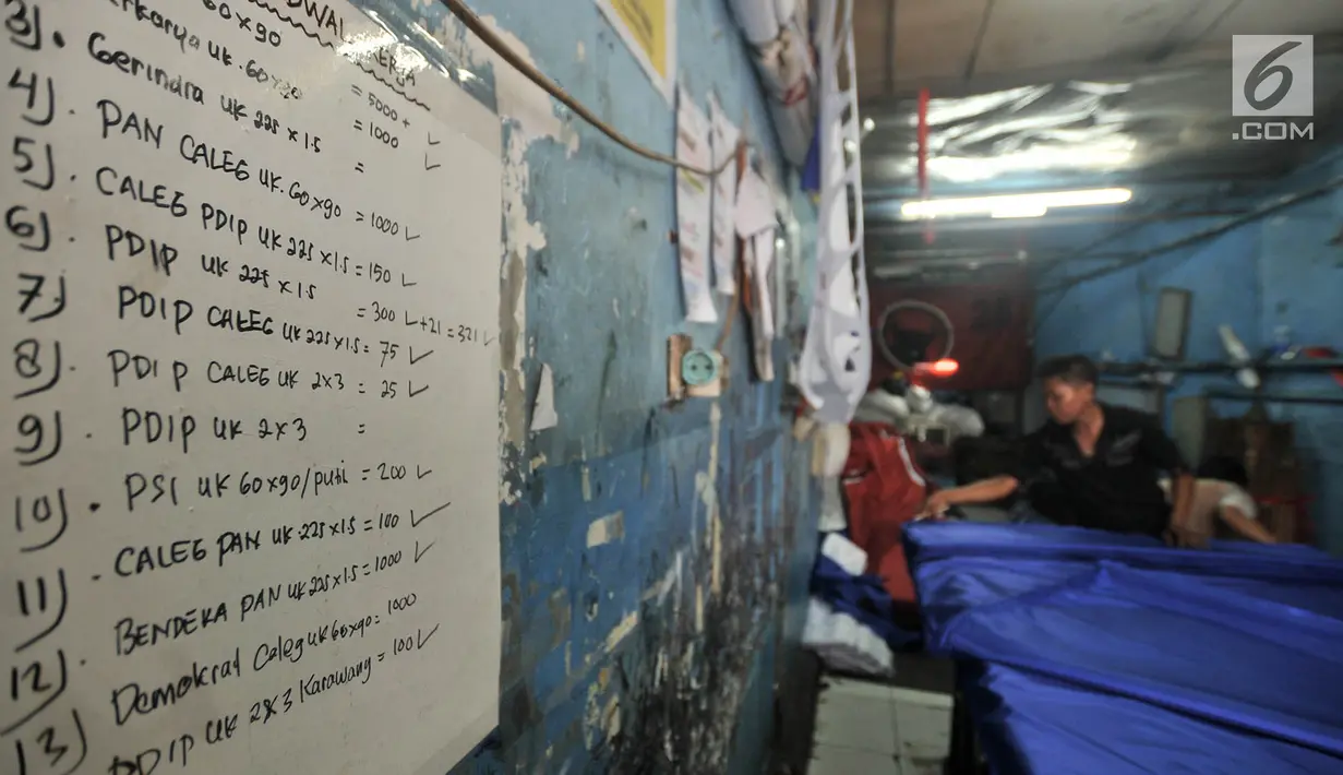 Daftar pesanan sablon bendera partai politik di Percetakan Andalas Jaya, Jakarta, Rabu (2/1). Omzet dari percetakan sablon bendera dan spanduk partai ini mencapai Rp 60 juta per minggu dengan keuntungan hingga 40 persen. (Merdeka.com/Iqbal Nugroho)