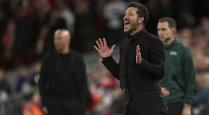 Pelatih Atletico Madrid asal Argentina, Diego Simeone (tengah), bereaksi di samping manajer Liverpool asal Belanda, Arne Slot, selama pertandingan putaran pertama Liga Champions UEFA antara Liverpool dan Atletico Madrid di Anfield, Liverpool, Inggris barat laut, Kamis (18-9-2025). (Oli SCARFF/AFP)
