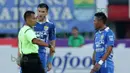 Pemain Persib Bandung, Vladimir Vujovic dan Tony Sucipto (kanan), memprotes wasit saat melawan Arema Cronus dalam laga Bali Island Cup 2016 di Stadion I Wayan Dipta, Gianyar, Bali, Selasa (23/2/2016). (Bola.com/Peksi Cahyo)