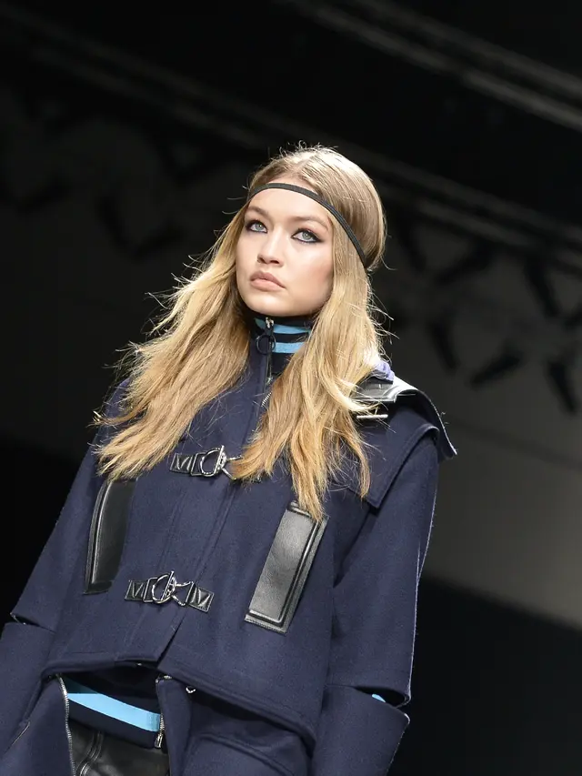 [Bintang] Aura Seksi Gigi Hadid Terpancar di Catwalk Italy Fashion's Week