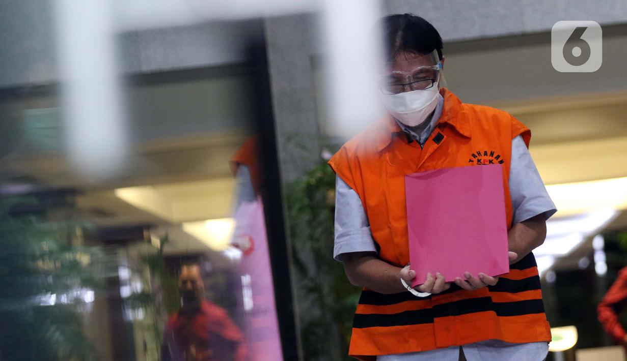 Mantan Direktur Teknik dan Pengelolaan Armada Garuda, Hadinoto Soedigno usai rilis penetapan penahanan di Gedung KPK, Jakarta, Jumat (4/12/2020). Hadinoto diduga turut menerima suap pengadaan mesin pesawat dari Airbus SAS dan Rolls-Royce PLC melalui Soetikno. (Liputan6.com/Helmi Fithriansyah)