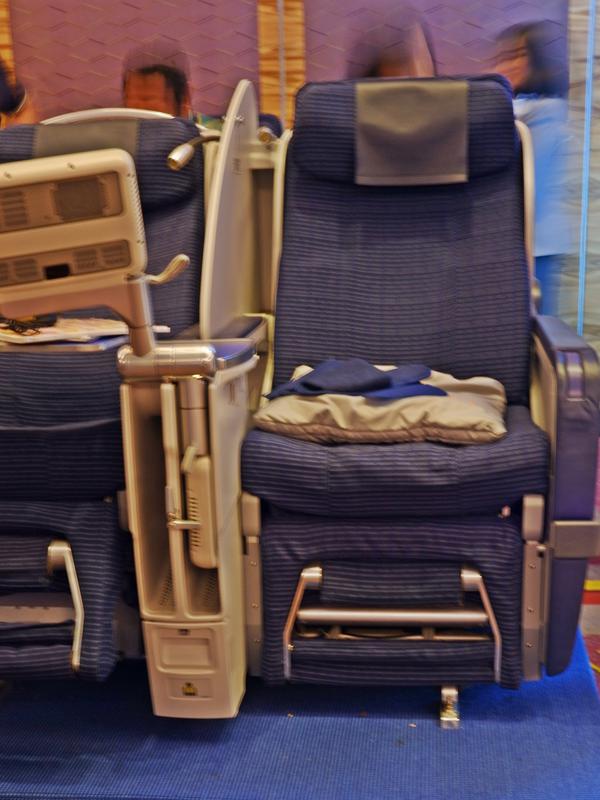 Kursi business class cradle seat yang diboyong ke HSBC-ANA Travel Fair di Grand Ballroom 3, Pullman Central Park, Jakarta. (Liputan6.com/Asnida Riani)