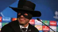 Penuhi Janji, Pelatih Shakhtar Donetsk Tampil Seperti Zorro