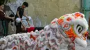 Pemain Barongsai mengikuti latihan persiapan menyambut perayaan Tahun Baru Imlek di Banda Aceh, Sabtu (21/1/2020). Perayaan Imlek tahun ini  jatuh pada hari Minggu, tanggal 22 Januari 2023.(Chaideer Mahyuddin/Agence France-Presse/AFP)