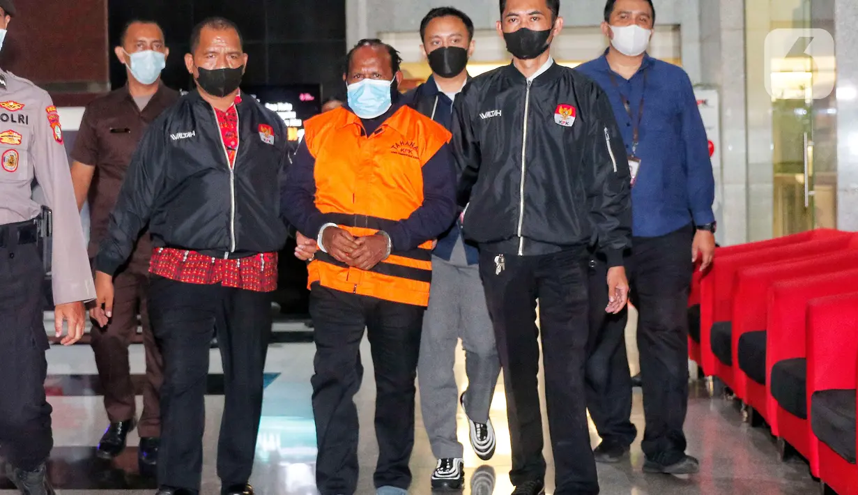 Bupati nonaktif Mamberamo Tengah Ricky Ham Pagawak, berjalan menuju mobil tahanan usai menjalani pemeriksaan di Gedung Merah Putih KPK, Jakarta, Senin (20/2/2023). Ricky Ham Pagawak diduga menerima suap sebesar Rp 24,5 miliar dari tiga tersangka lainnya. (Liputan6.com/Angga Yuniar)