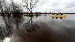Pengunjung bermain kayak di tengah banjir yang merendam padang rumput Taman Nasional Soomaa, Estonia, Minggu (17/3). Banjir akibat salju yang mencair kerap merendam Taman Nasional Sooma memasuki musim semi. (Reuters/Ints Kalnins)