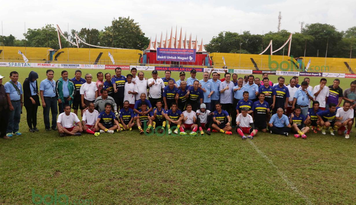 Para legenda Padang Allstars melawan Indonesia Allstars berfoto bersama usai beraksi pada pembukaan turnamen Irman Gusman Cup 2016 U-17 dan U-19 di Stadion Agus Salim, Padang, Minggu (13/3/2016). (Bola.com/Nicklas Hanoatubun