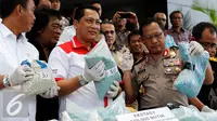 Kepala BNN, Komjen Budi Waseso (tengah) menunjukan barang bukti ekstasy saat rilis di Mapolda Metro Jaya, Jakarta, Rabu (7/10/2015).  47kg shabu dan 520 ribu butir ekstasy berhasil diamankan dari 4 orang tersangka. (Liputan6.com/Yoppy Renato)