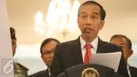 Presiden Jokowi memberikan keterangan di Bandara Halim Perdanakusuma, Jakarta, Jumat (11/9). Jokowi melaksanakan kunjungan kerja ke Arab Saudi, Qatar,dan Uni Emirat Arab untuk pembicaraan kerja sama di bidang ekonomi. (Liputan6.com/Faizal Fanani)