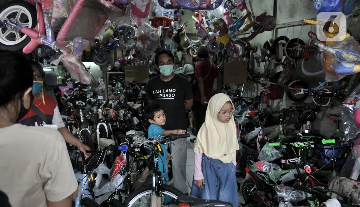 Warga memilih sepeda yang dijual di salah satu toko di Kramat Jati, Jakarta, Minggu (21/6/2020). Dalam sebulan terakhir, penjualan sepeda di Ibu Kota meningkat hingga 50 persen seiring minat dan tren warga yang melonjak menggunakan transportasi gowes itu di masa pandemi. (merdeka.com/Iqbal Nugroho)