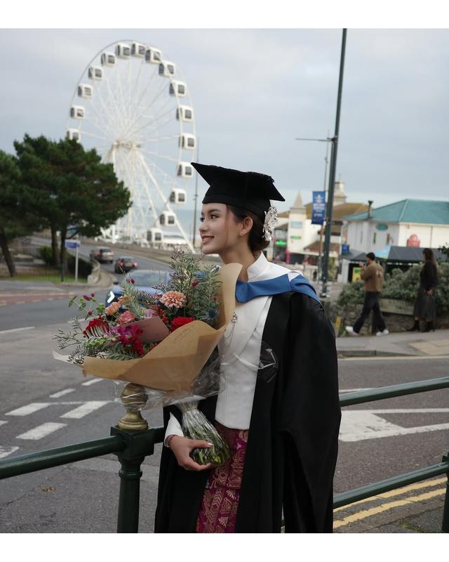 6 Momen Sarah Menzel saat wisuda, anggun pakai kebaya putih